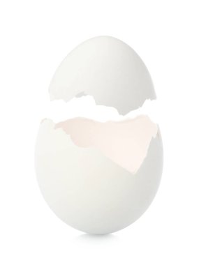 Beyaz arka planda kırık yumurta kabukları