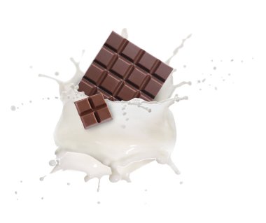 Lezzetli çikolata parçaları ve beyaz arka planda havadaki süt damlaları