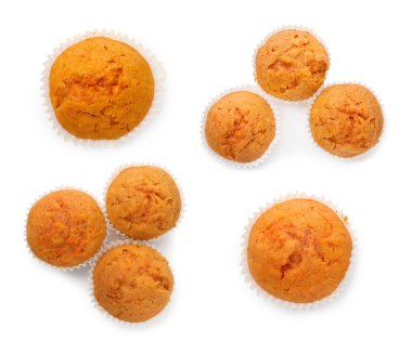 Beyaza izole edilmiş leziz havuçlu kekler. Üst görünüm