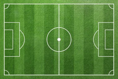 Yeşil çimenlikte işaretleri olan futbol sahası