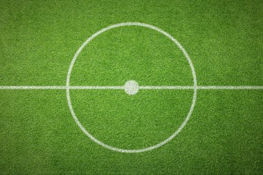 Yeşil çimenlikte işaretleri olan futbol sahası