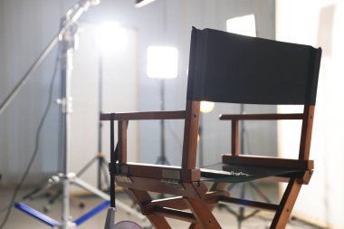 Stüdyoda yönetici koltuğu ve ışıklandırma ekipmanı, yakın çekim. Metin için boşluk