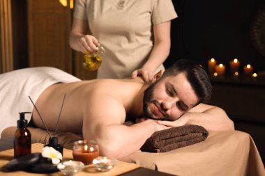 Adam spa salonunda masaj yaptırıyor.