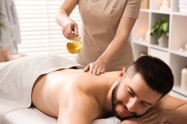 Adam spa salonunda masaj yaptırıyor.