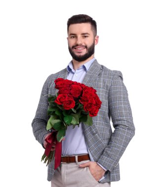 Beyaz arka planda kırmızı gül buketi olan mutlu adam.