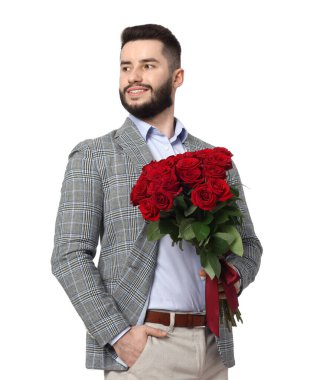 Beyaz arka planda kırmızı gül buketi olan mutlu adam.
