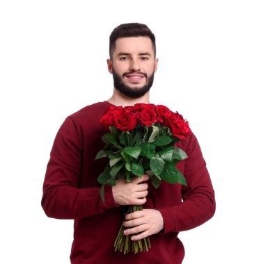 Beyaz arka planda kırmızı gül buketi olan mutlu adam.