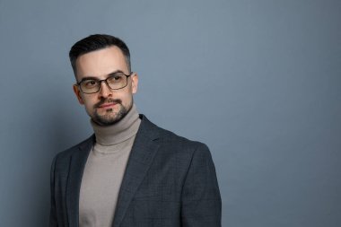 Gri arka planda yakışıklı orta yaşlı adamın portresi, metin için boşluk