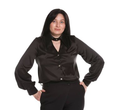 Beyaz arka planda çekici ve büyük boy bir modelin portresi. Fazla kilolu