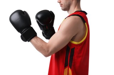 Boks eldivenli adam beyaz arka planda dövüşüyor, yakın plan.