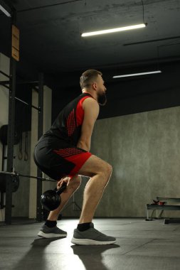 Spor salonunda kettlebell ile atletik adam eğitimi