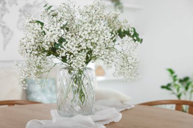 Güzel çigila çiçekleri ve okaliptüs dallarıyla dolu bir vazo.