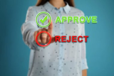 Açık mavi arkaplan karşısında sanal ekranda Onaylamayı Seçen kadın, yakın plan