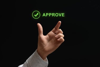 Düğmeye basan kadın siyah arkaplana karşı sanal ekranda onayla, kapat