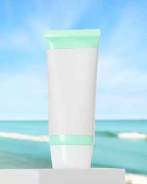 Okyanus kıyısındaki plajda güneş kremi tüpü