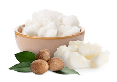 Doğal Shea yağı, fındık ve yeşil yapraklar beyaza izole edilmiş.