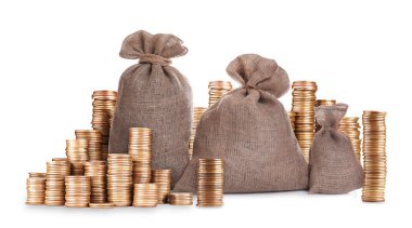 Zenginlik. Beyaza izole edilmiş bozuk paralar ve çuval bezleri. Pankart tasarımı