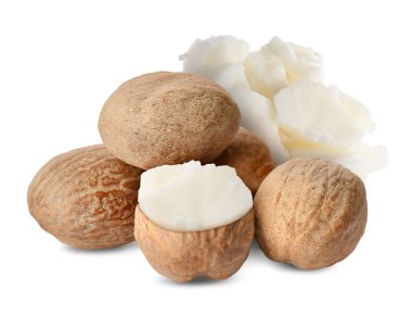 Doğal tereyağı ve fındık beyaza izole edilmiş.