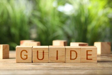 Masadaki tahta küplerden yapılmış kelime rehberi