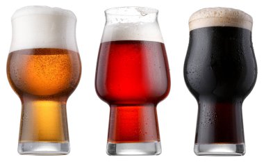 Farklı tipte taze biralar ve beyaz bardaklar.