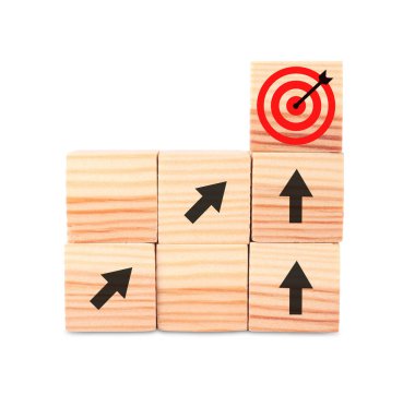 Hedef alınıyor. Yığılmış küplerin üzerinde beyaz arka planda hedef tahtası olan oklar var.