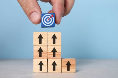 Hedef alınıyor. Masaya okları ve okları olan diğer kadınların üzerine küpü koyan kadın, yakın plan.