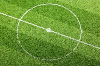 Yeşil çimenlikte işaretleri olan futbol sahası