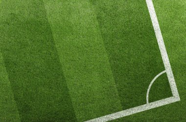 Yeşil çimenlikte işaretleri olan futbol sahası