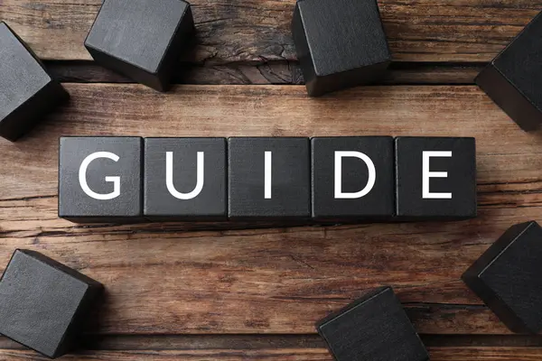 Tahta masanın üzerinde siyah küplerden yapılmış Kelime Kılavuzu