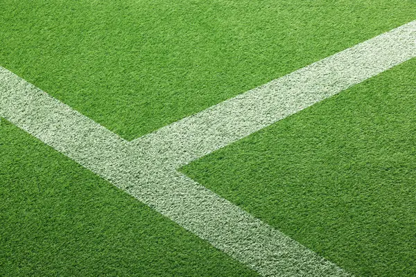 Yeşil çimenlikte işaretleri olan futbol sahası