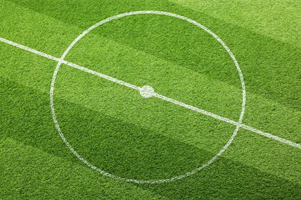 Yeşil çimenlikte işaretleri olan futbol sahası