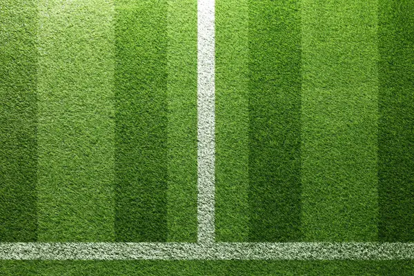 Yeşil çimenlikte işaretleri olan futbol sahası