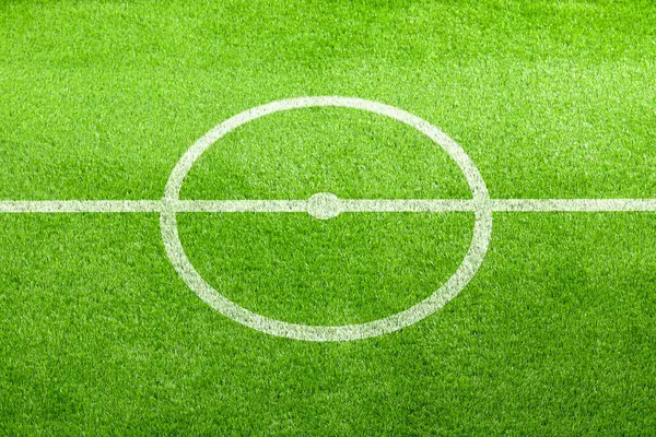 Yeşil çimenlikte işaretleri olan futbol sahası