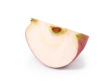 Taze olgun elma parçası beyaza izole edilmiş.