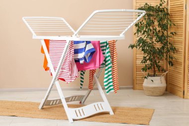 Evde temiz çamaşırlarla kuru askı.