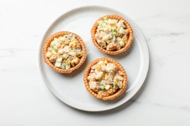 Beyaz mermer masa üzerinde nefis dolgulu turtalar, üst manzara.