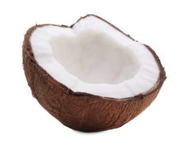 Çatlak hindistan cevizinin yarısı beyaza izole edilmiş.