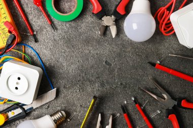 Gri masadaki, düz zemindeki farklı elektrikli aletlerin çerçevesi. Metin için boşluk