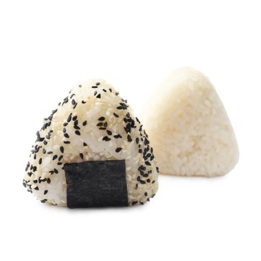 Pirinç topları (onigiri) beyaz üzerine izole edilmiş. Geleneksel Japon yemeği
