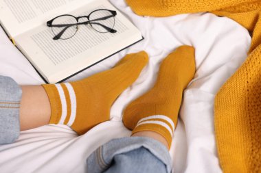 Yatakta turuncu çorap giyen kadın, yakın plan.