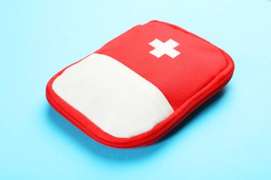 Açık mavi arkaplanda ilk yardım çantası, yakın plan.