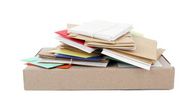 Beyaz zemin üzerinde farklı kağıt zarflar ve paket yığını. Postane