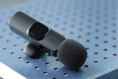 Lavalier mikrofonu mavi deftere, yakın plan. Ses ekipmanları