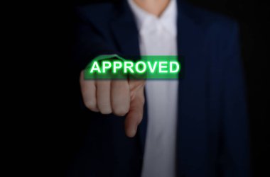 İş kadını, siyah arkaplana karşı sanal ekranda onayla, kapat düğmesine basın