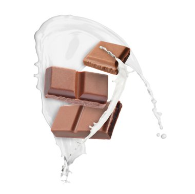 Lezzetli çikolata parçaları ve beyaz arka planda havadaki süt damlaları