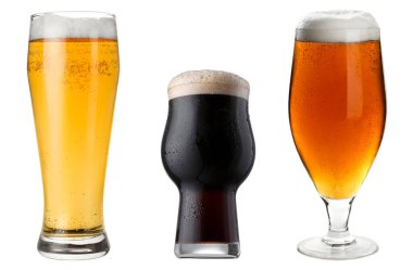 Farklı tipte taze biralar ve beyaz bardaklar.