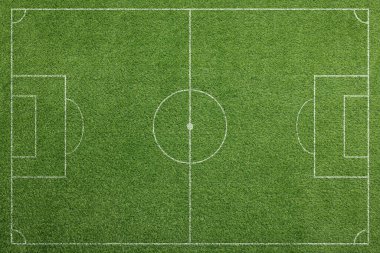 Yeşil çimenlikte işaretleri olan futbol sahası