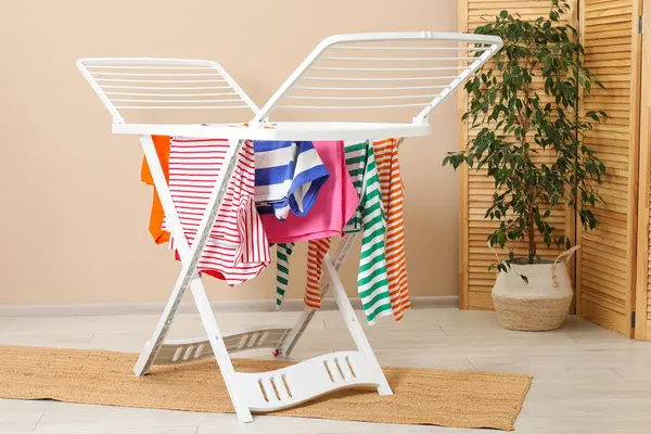 Evde temiz çamaşırlarla kuru askı.