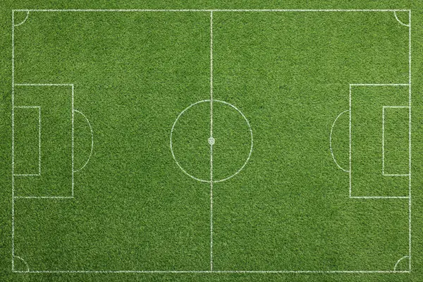 Yeşil çimenlikte işaretleri olan futbol sahası