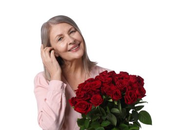 Gülen kadın beyaz arka planda bir buket gülle